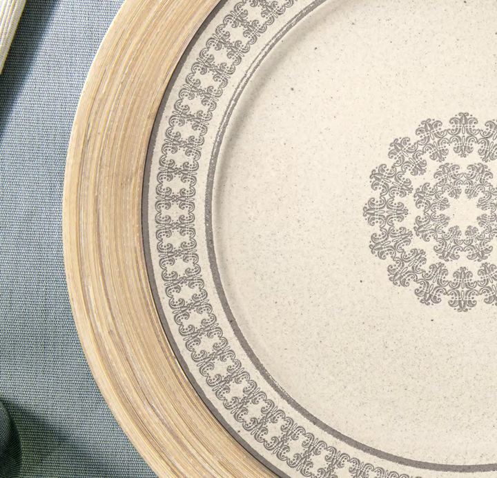 A dinner plate with a delicate Marie-Antoinette pattern